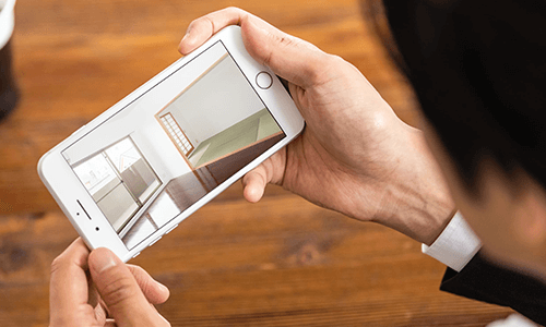 カメラを持った人の写真